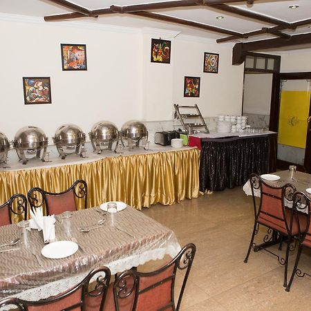 The Crest Inn Delhi Kültér fotó