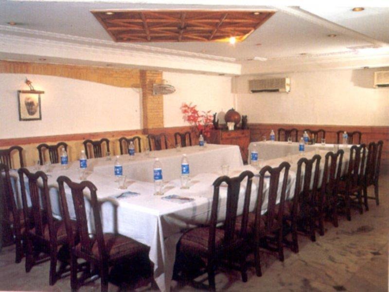 The Crest Inn Delhi Kültér fotó