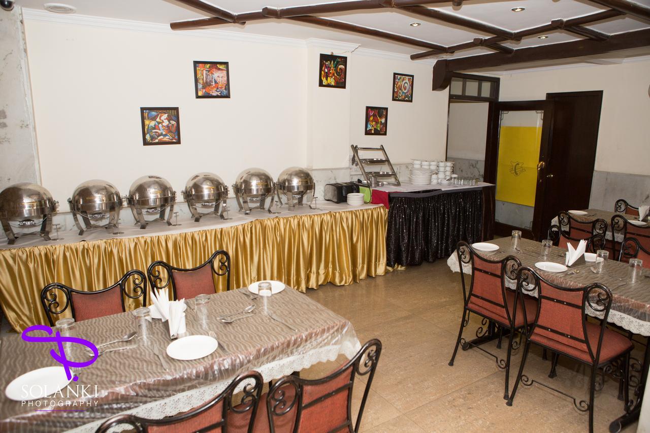 The Crest Inn Delhi Kültér fotó