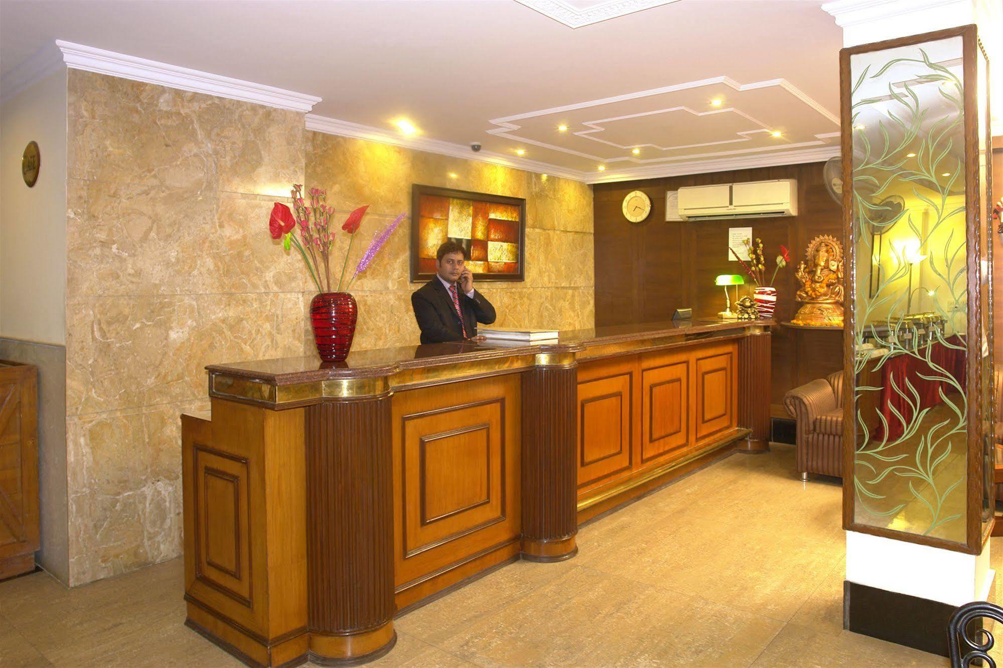 The Crest Inn Delhi Kültér fotó