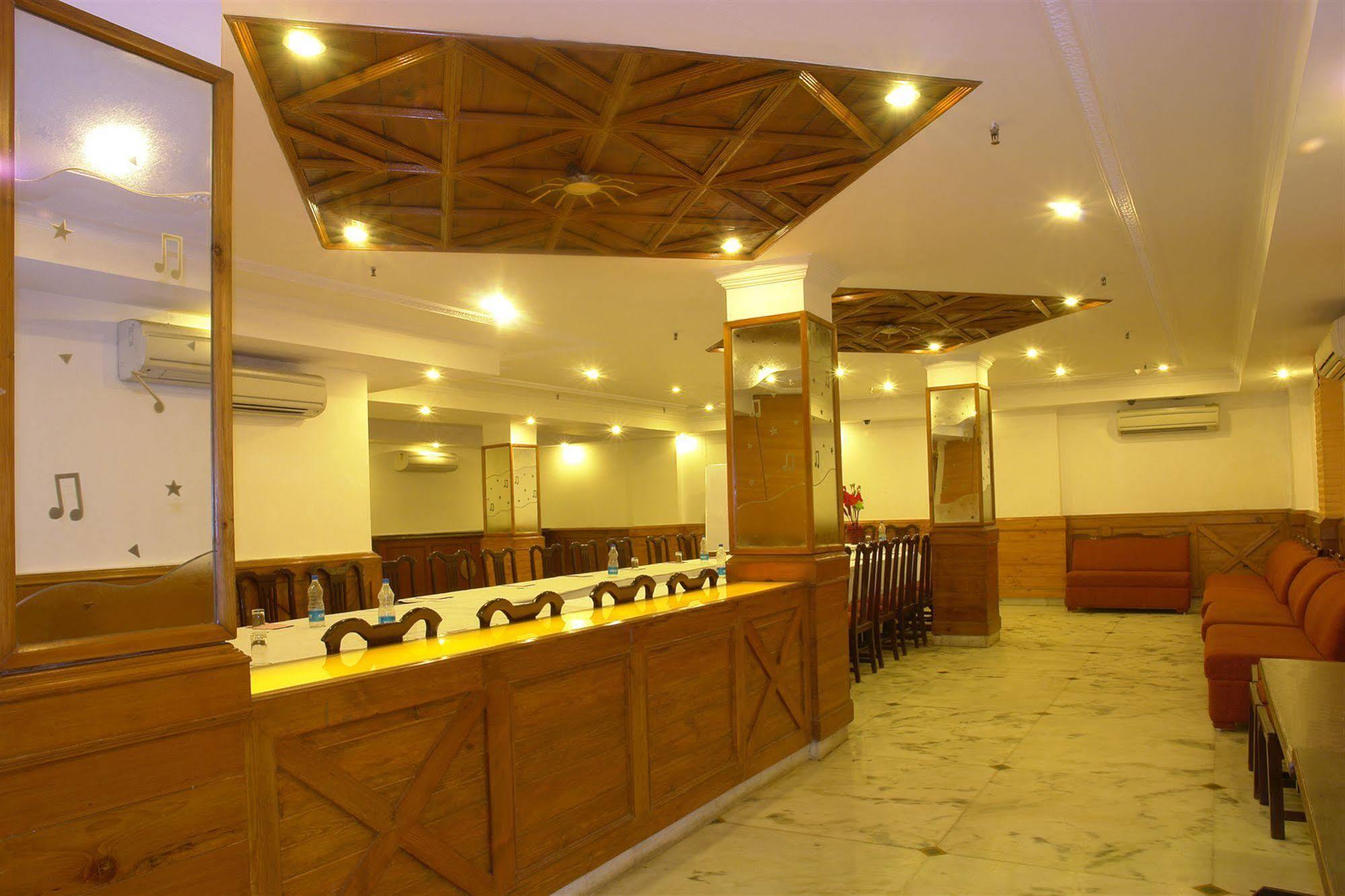 The Crest Inn Delhi Kültér fotó