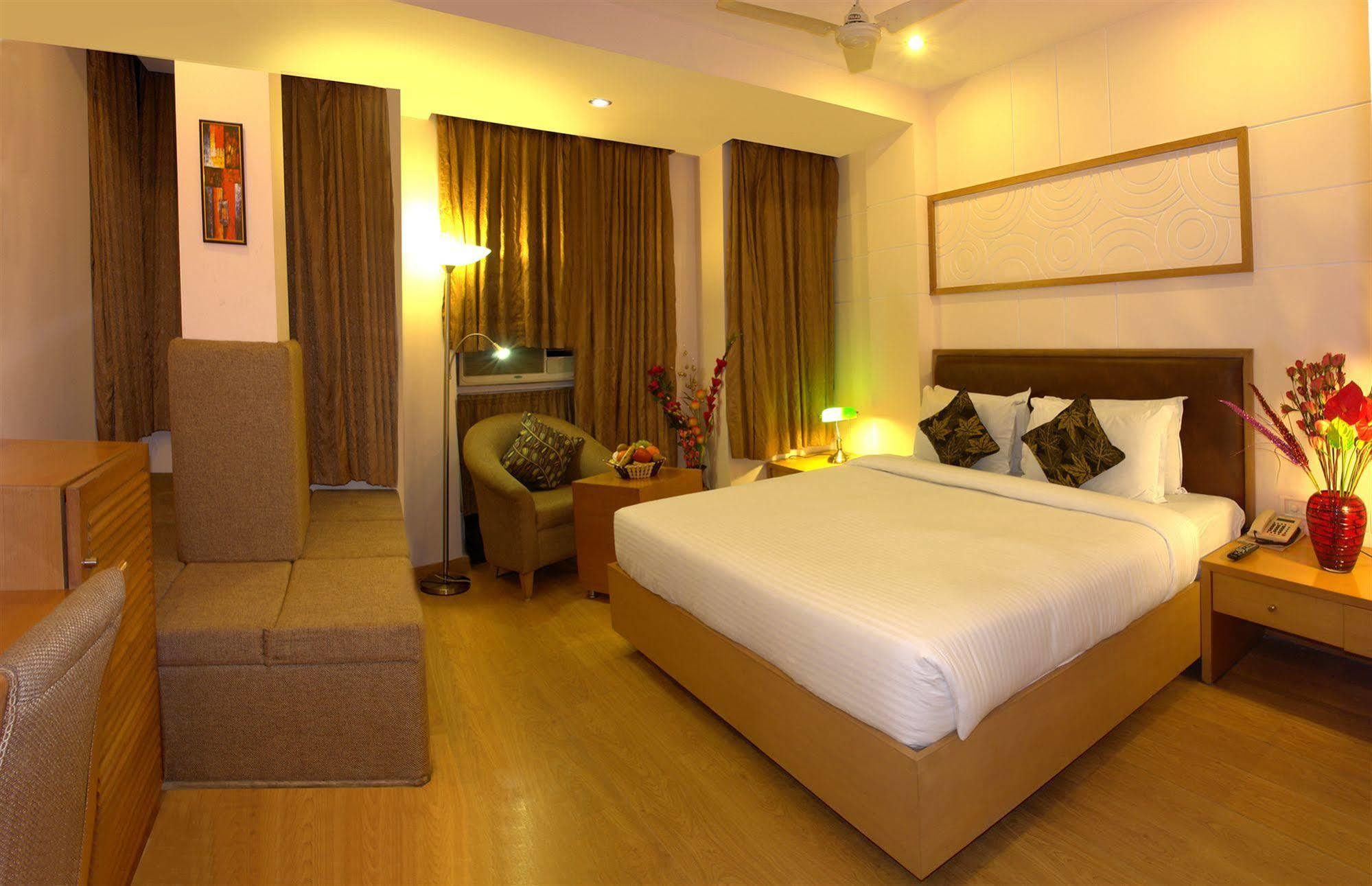 The Crest Inn Delhi Kültér fotó