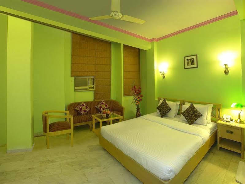 The Crest Inn Delhi Kültér fotó