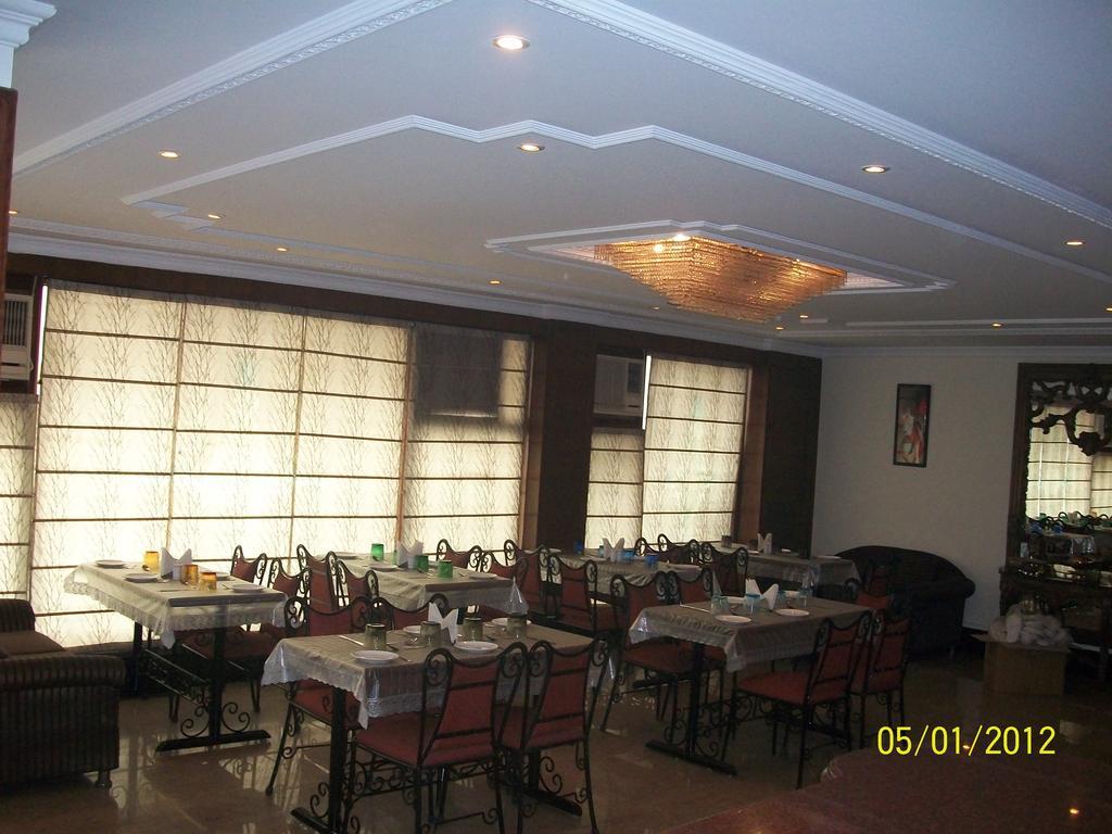 The Crest Inn Delhi Kültér fotó